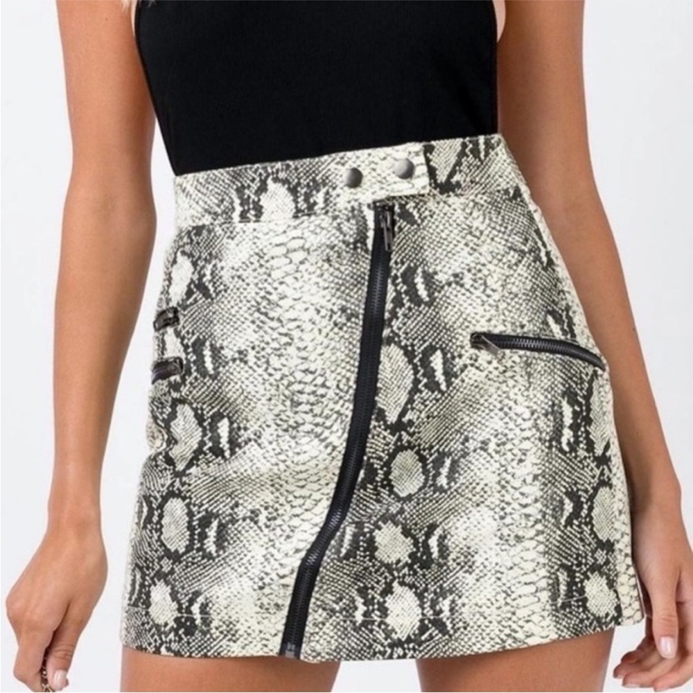 Women's PRINCESS POLLY Alita
Snakeskin Print Mini Moto Skirt Size
12